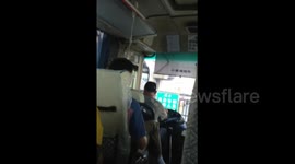 大巴司机边输液边开车