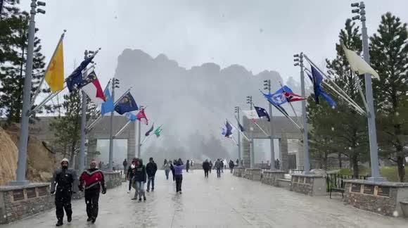 Late spring storm dusts Mount Rushmore in snow