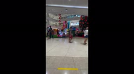 'Girl suffers embarrassing fail while rollerskating in a mall 

'