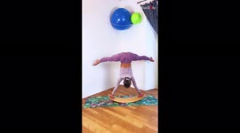 'Italian gymnast makes 'handstand on a balance board' look easy '