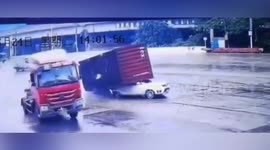 Carriage falls onto car after truck turns corner in southern China