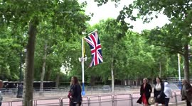 Royal garden party guests head to Buckingham Palace for the final 2022 garden party
