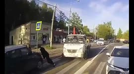 Pedestrians team up stop car driven by motorist who fell ill at the wheel