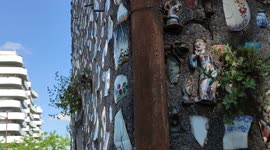Strange house with porcelain fragments on its facade and walls as decoration. 30 may 2022. Paris suburb, Strange house with porcelain fragments on its facade and walls as decorations. 30 may 2022. Paris suburb, 9 rue du professeur bergonié, Kremlin-Bicêt