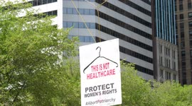 people gathering at Chicago millennium park to protest the overturn of Roe v Wade
