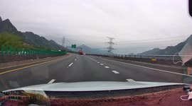 WTF Moment: Driver continues driving after crashing into the guard rail on the highway! (Dashcam Video)