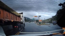 WTF MOMENT: Speeding truck drivers skip through a red light like nothing happened (Dashcam Video)