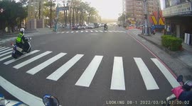 POLICE CHASE: Traffic warden catches moped rider skipping red light (Dashcam Video)