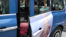 Black cab pulls up to Downing Street to deliver pizzas during Boris' no-confidence vote