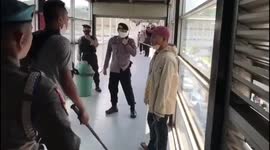 Reckless Pickpocket Holds Knife When Arrested by Police at South Jakarta Hallte