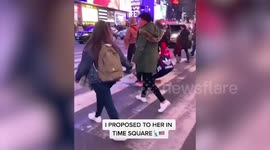 Touching moment man stops traffic in Times Square to propose to girlfriend