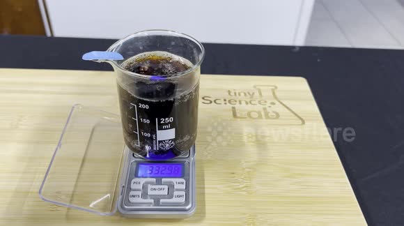 Aussie scientist demonstrates that gas has mass using Coca-Cola and Mentos