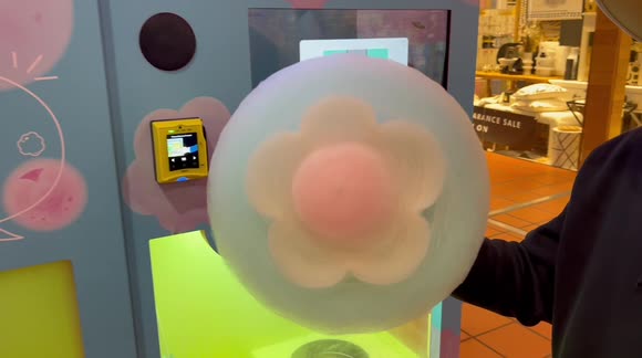 Robotic vending machine makes amazing candy floss