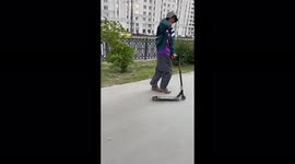 Epic fail! The scooter broke apart while driving!