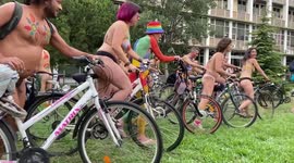 Nude bicyclists protest in Greece