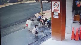 Kind-hearted pupils help elderly vendor pick up fruit that dropped on ground