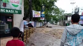 Heavy Flood Flow in Leuwigajah Cimahi, Motor Dragged by Water Current
