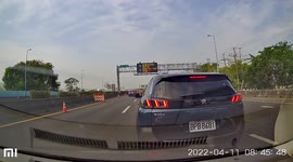 Accident: Peugeot's harsh braking causes chain car crash (Dashcam Video)