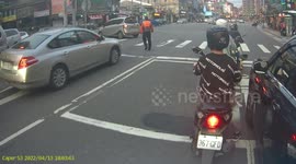 Instant Karma: Red light runner tries to flee and gets stuck in traffic! - caught by warden (Dashcam Video)