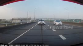 Accident: Car driver suddenly loses control and hits the outer guardrail (Dashcam Video)