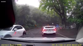 Accident: Truck accidentally drifts around a bend (Dashcam Video)