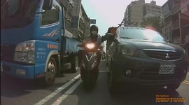Accident: Moped rider tried to cut through traffic and hits cars wing mirror (Dashcam Video)
