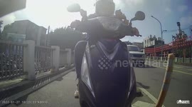Accident: Parent let their child hold the throttle and accidentally rear-ended another moped rider (Dashcam Video)