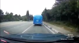 Dangerous overtaking on the highway in the opposite lane led to an accident