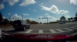 Reckless Driving: Speeding driver completely ignores red lights (Dashcam Video)