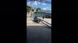 The three-wheeler was seriously overloaded with iron blocks more than 10 meters long, making passers-by be wary