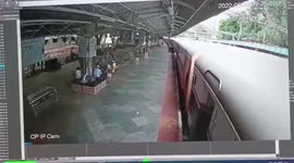Brave cop saves man who slipped while boarding train in western India