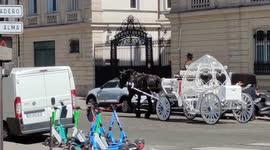 Huge contrast between a horse-drawn cart and the modern and rough parisian car traffic. 27 june 2022. France, Cour La reine