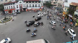 How do you cross this crazy intersection? Time-lapse traffic chaos but smooth operation at an intersection in Vietnam