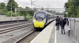 Train pulling in to Tamworth Station, UK