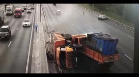 Loose tyre causes terrifying 9-vehicle pile-up on Russian motorway