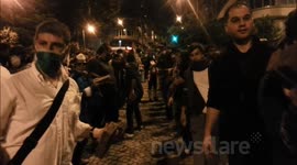 People are building Barricade in Akaretler, Besiktas Istanbul! (03.06.2013 - 01:00)