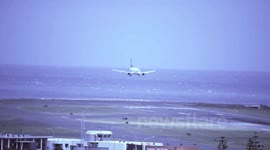 Heavy Winds Force Pilot to Abandon Landing 