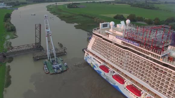 Newsflare Tug Boat Pushed Under Water By Cruise Ship