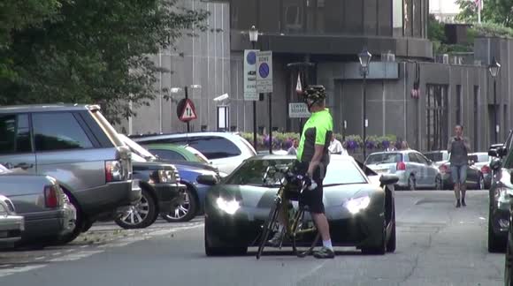 Cyclist Annoys Lamborghini Aventador