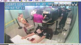 Woman sticks knife on her hair in security check