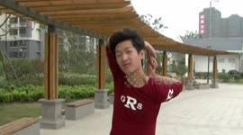 苦练“奇功” 小伙双手能“抱唇”