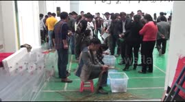 People compete to be fastest in tying crab race in China