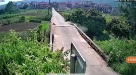 Bridge cracks under pressure of 40-degree temperatures in southern China