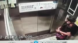 Selfish resident uses hand fan 'to keep elevator doors open' in China