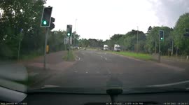 Car jumps across the dual carriageway nearly hitting oncoming cars