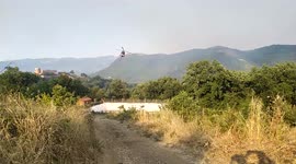 Italy: San Michele Sanctuary fire, Fires in Campania, helicopter while refilling the water tank of about 400 liters