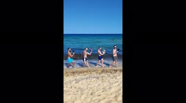 Professional dancers on vacation - Beach vibes with improvised choreography