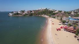 How about a beach for a refreshing swim? This beach, located in the city of Vitória, may be the answer: 