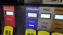 Gas station mobbed by motorists due to low gas prices