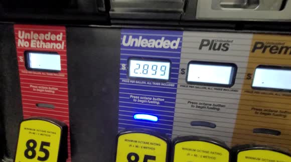 Gas station mobbed by motorists due to low gas prices